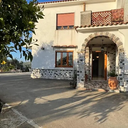 Loren House, Relaxing Location With Seaview Holiday home *