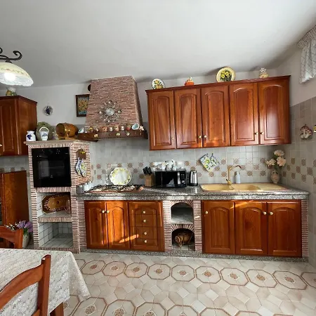 Loren House, Relaxing Location With Seaview Holiday home *